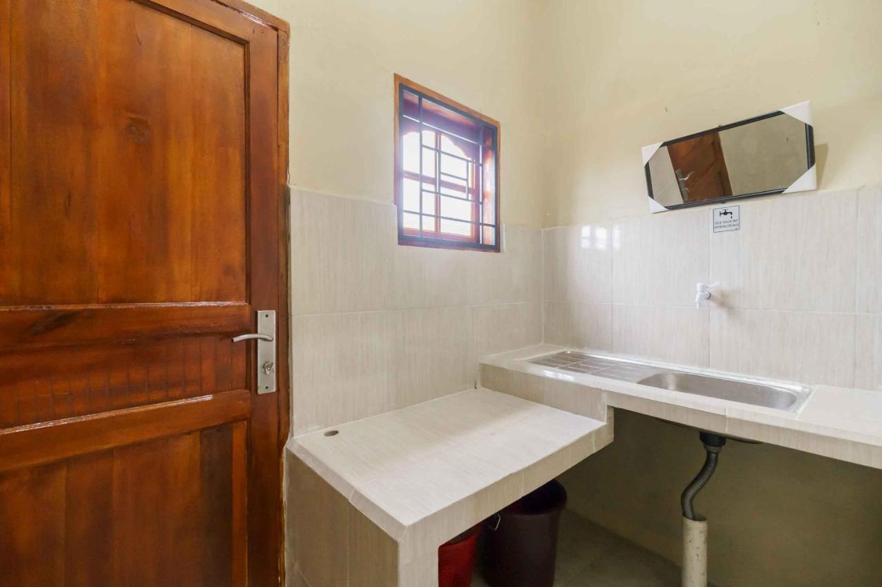 Reddoorz Near Bukit Kubu Berastagi Hotel Екстериор снимка